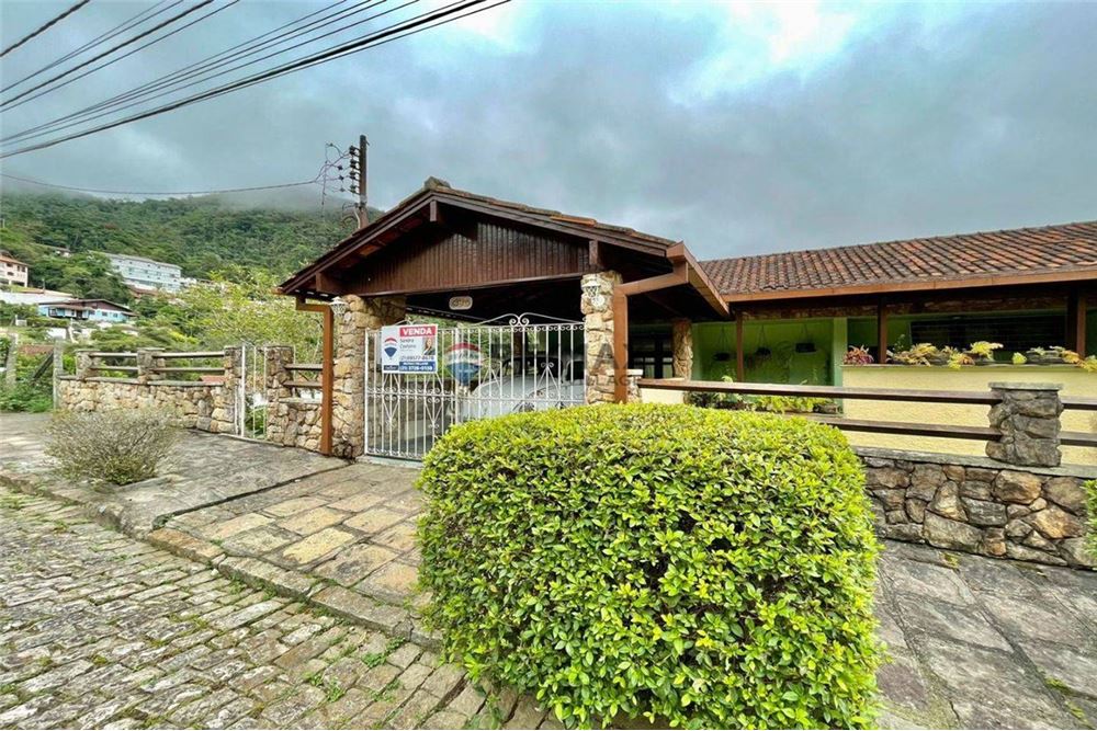 Casa em Parque do Ingá, Teresópolis/RJ de 227m² 5 quartos à venda por R$ 779.000,00