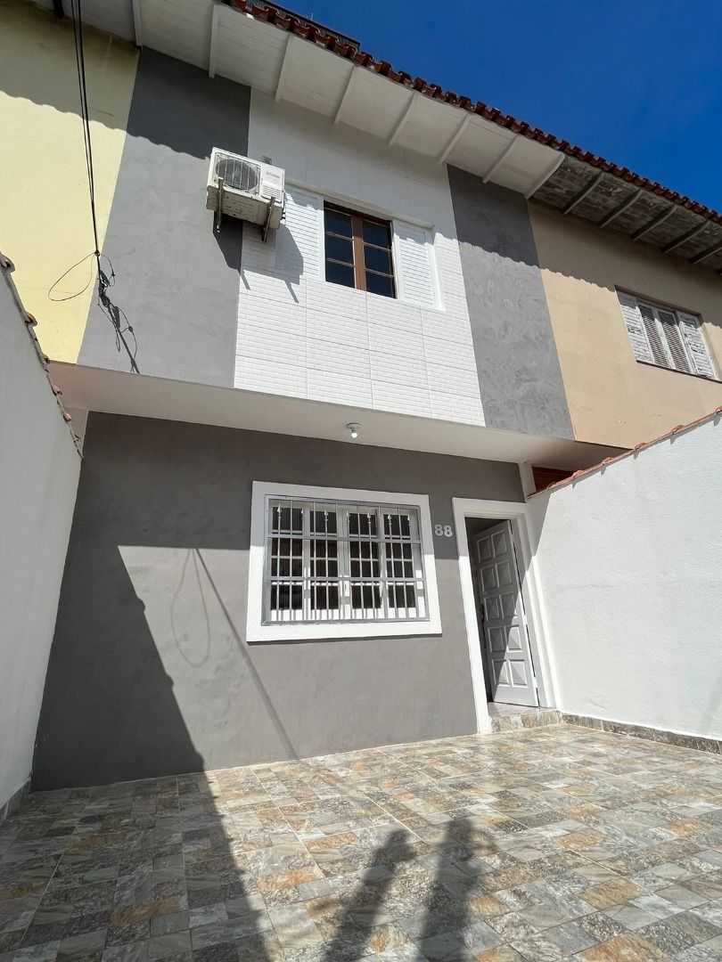 Sobrado em Vila Tupi, Praia Grande/SP de 78m² 2 quartos à venda por R$ 378.000,00