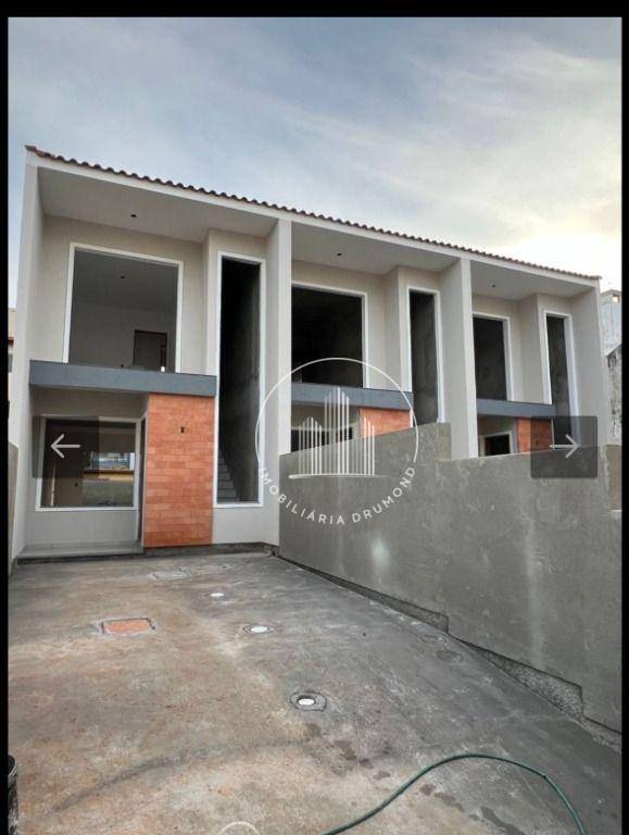 Sobrado em Serraria, São José/SC de 70m² 2 quartos à venda por R$ 379.000,00